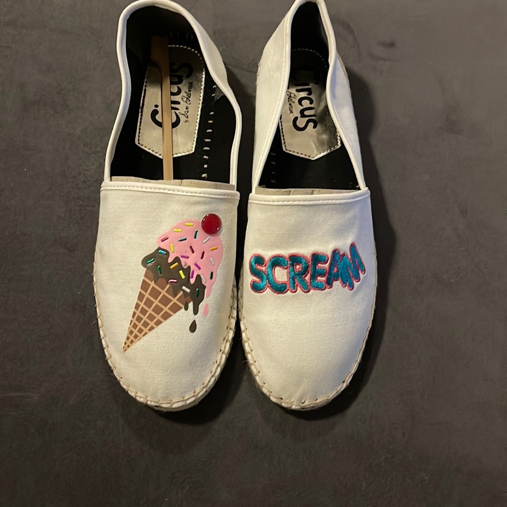 Women’s Canvas Shoe Size 9.5